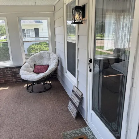 Cozy Retreat • Fireplace Loft •Walk to Park & Lake