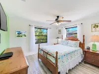 Waterfront oasis with private heated & screened pool, dock w/boat lift. 3BR/2BA Hotels in Apollo Beach