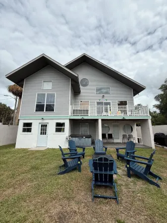 Wake up to river views:dreamy 4 bedrooms escape by the city beach in Dunnellon. Отели в г. Даннеллон