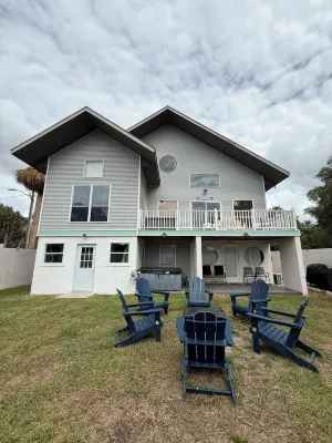 Wake up to river views:dreamy 4 bedrooms escape by the city beach in Dunnellon. Hotels in Dunnellon