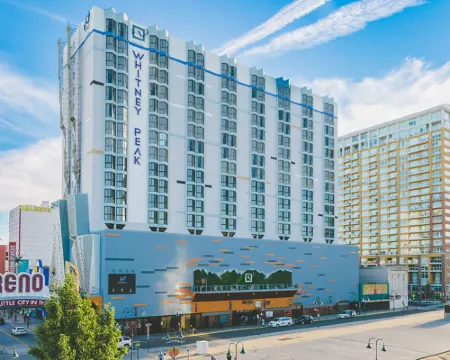 Whitney Peak Hotel Reno, Tapestry Collection by Hilton リノのホテル