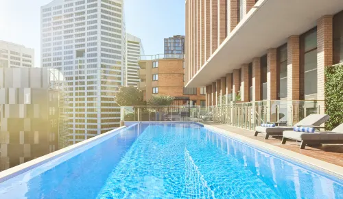 Crowne Plaza SYDNEY DARLING HARBOUR by IHG - สระว่ายน้ำแบบอินฟินิตี้