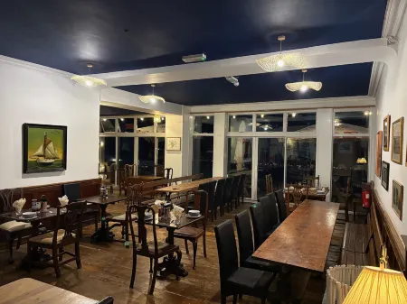 Marine Hotel Отели в г. Крикайет