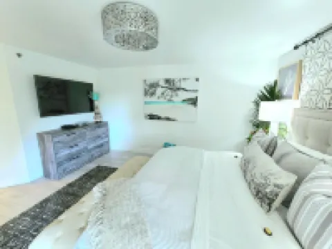 POSHPADZ-Playa Blanca-Walk to Jupiter Beach-Balcony with Seating & Dining Area