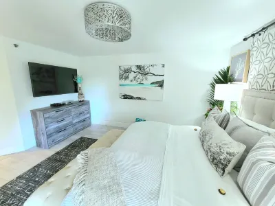 POSHPADZ-Playa Blanca-Walk to Jupiter Beach-Balcony with Seating & Dining Area Hotels near DuBois Park