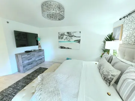 POSHPADZ-Playa Blanca-Walk to Jupiter Beach-Balcony with Seating & Dining Area Отели рядом с достопримечательностью «Парк Ошен Кей»