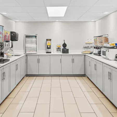 Days Inn & Suites by Wyndham Cedar Rapids