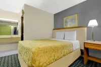 Brookville Inn by OYO Near Dayton International Airport - parking