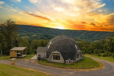 ⭐️Lunar Lookout ⭐️ NEW Build Geodesic Dome  situated on 8 acres! Skyline Caverns附近的飯店