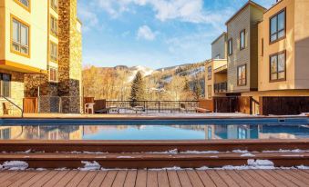 Cloud 9 by AvantStay Located at the Base of Vail Ski Resort w Community Pool Hot Tub