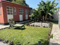 A 2018 built, two bedroom, bungalow for short or long term stay Hoteles en 