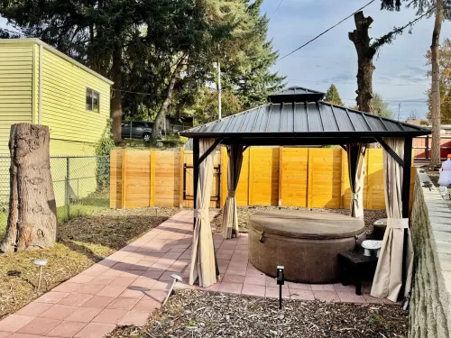 Modern Seattle Two Bedrooms, Two Bathrooms + Private Deck, Hot Tub Hotels in White Center