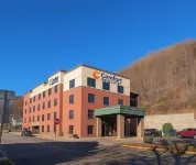 Cobblestone Inn & Suites - Marquette Hotels near The Planted Tree Gallery & Gifts