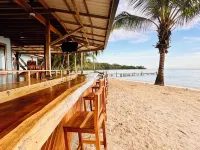 Bocas Beachfront Lodge Hotels in Carenero