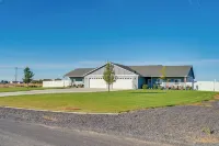 Walk to Moses Lake! Family Home w/ Fenced Yard - Homestays