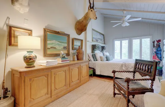 隱蔽的河畔之家帶碼頭在苔蘚橡樹下