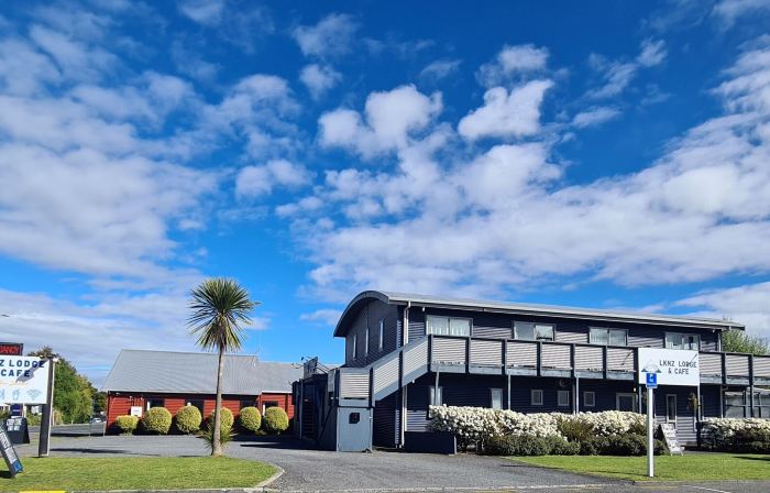 Lknz Lodge & Cafe