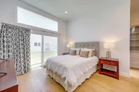 Sleek Oxnard Townhouse w/ Balconies: Walk to Beach - balcony