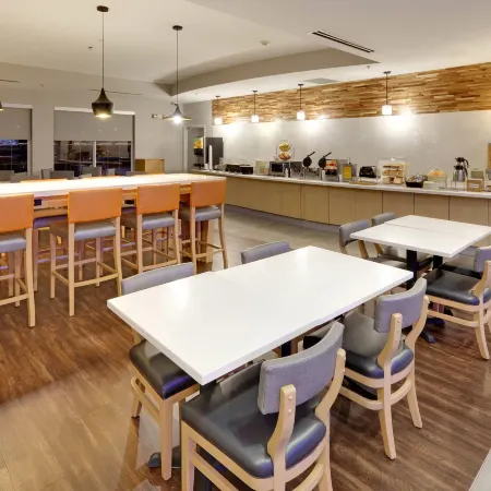 La Quinta Inn & Suites by Wyndham Dallas Love Field Отели рядом с Аэропорт Лав-Филд