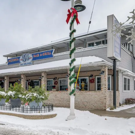 Lake Views & Grill: Walk to Lake Huron & Dtwn