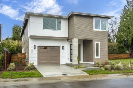 Brand New 5BR Home Fenced Yard Ample Parking