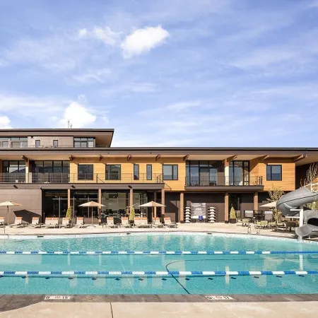 225 LakeLodge