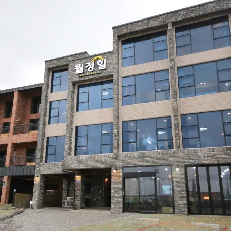 Jeju Woljeonghil Pension Отели рядом с достопримечательностью «Пляж Джимйонг»