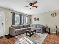 Charming entire ranch home - 3 bedrooms , 1-restroom, Free drive way parking Hotels in Ballwin