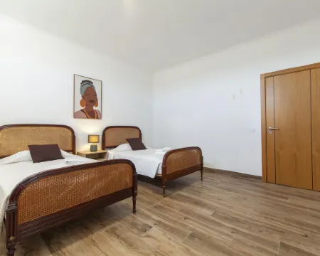 HH 04 - Bedroom 4 in Olive Hills Guesthouse فنادق في شلب
