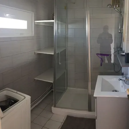 Sunny 2nd-floor apartment facing the sea. Wifi