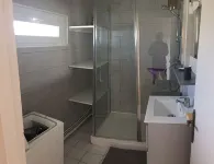 Sunny 2nd-floor apartment facing the sea. Wifi