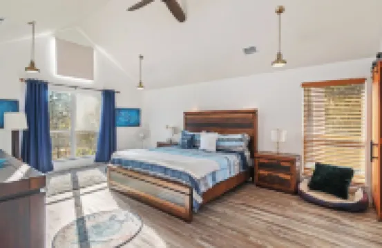 Wake up to river views:dreamy 4 bedrooms escape by the city beach in Dunnellon.