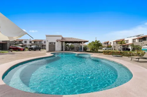 Modern Pool Side House - Private Pools