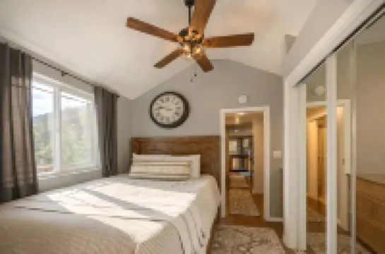 Das Tree Haus 1 Bedroom Home by NW Comfy Cabins by RedAwning