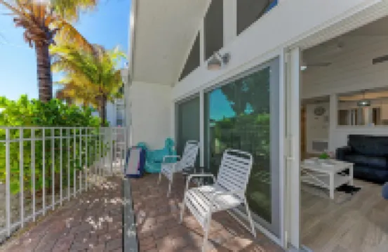 Cozy Pool View and Charming Decor - Quaint Island Retreat