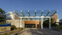 Holiday Inn & Suites OAKVILLE @ BRONTE by IHG - parking