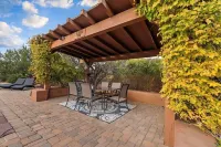 Grand Chapel Estate - Pool, Pickleball & Stunning Red Rock Views