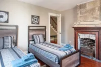 Colonial Quarter Hideaway With Modern Comforts & Balcony - Near the Beach - Huoneistot