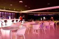 R2 Romantic Fantasia Suites - Adults Only - bar