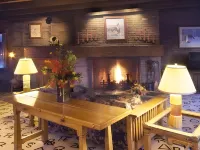 Dude Rancher Lodge - parking