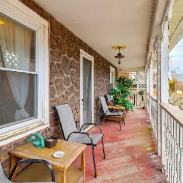 Mtn-view Balcony! Convenient Apt Near Jim Thorpe