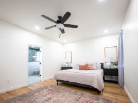 NEW BUILD Spacious 4-bedroom house with great location- sleeps 10 撒切酒店