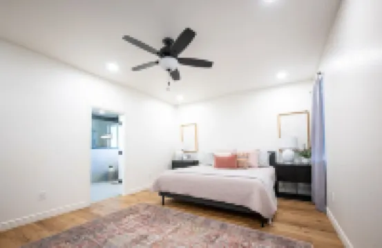 NEW BUILD Spacious 4-bedroom house with great location- sleeps 10