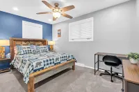 Cozy Den Retreat - Hot Tub - Game Room - BBQ - Fire Pit Min to Downtown Denver
