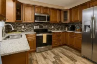 Modern Retreat, 9 Mins to Beach, Fast Wi-Fi