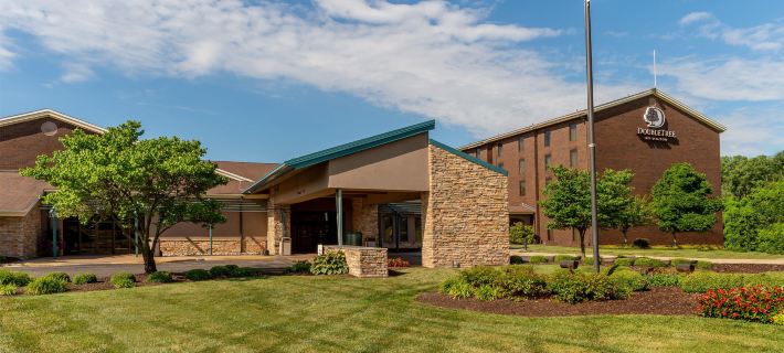 DoubleTree by Hilton Collinsville - St. Louis Hotels in St. Louis