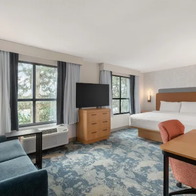 هامبتون إن آند سويتس باي هيلتون Hotels near "‪The Glades, 561 172 St, Surrey, BC V3S 9P8‬"