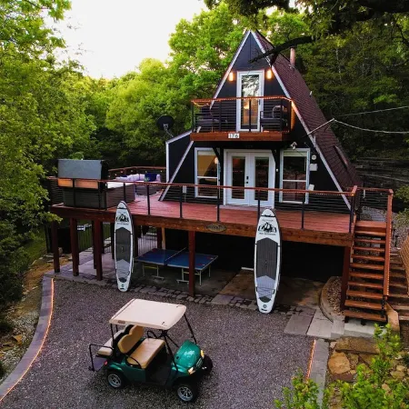 Beautiful Cabin with a ton of amenities! 5 minute walk to the lake!