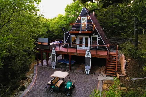 Beautiful Cabin with a ton of amenities! 5 minute walk to the lake!