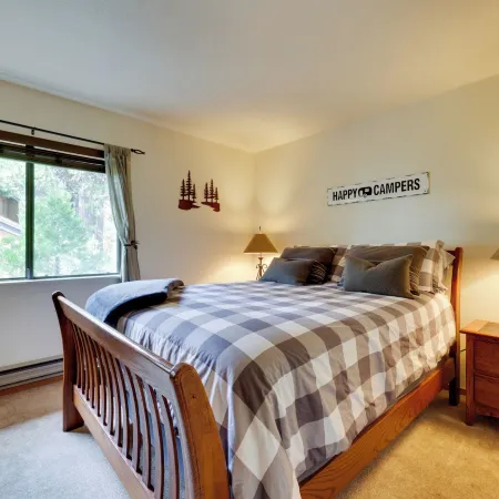 1 Mi to Shaver Lake! Family & Couples Condo